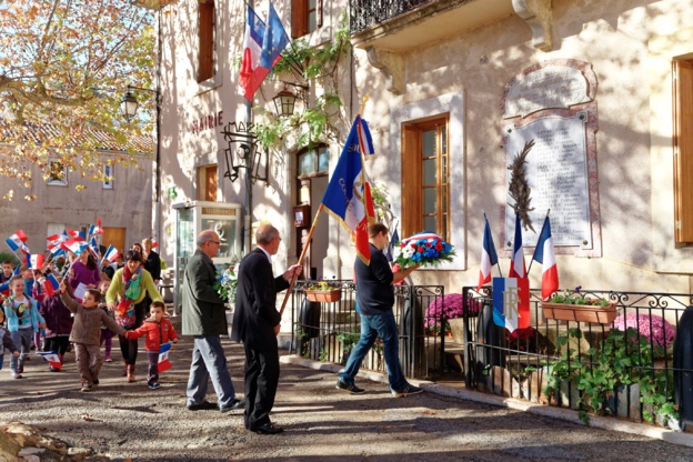 Arrivée du cortège devant le monument aux morts