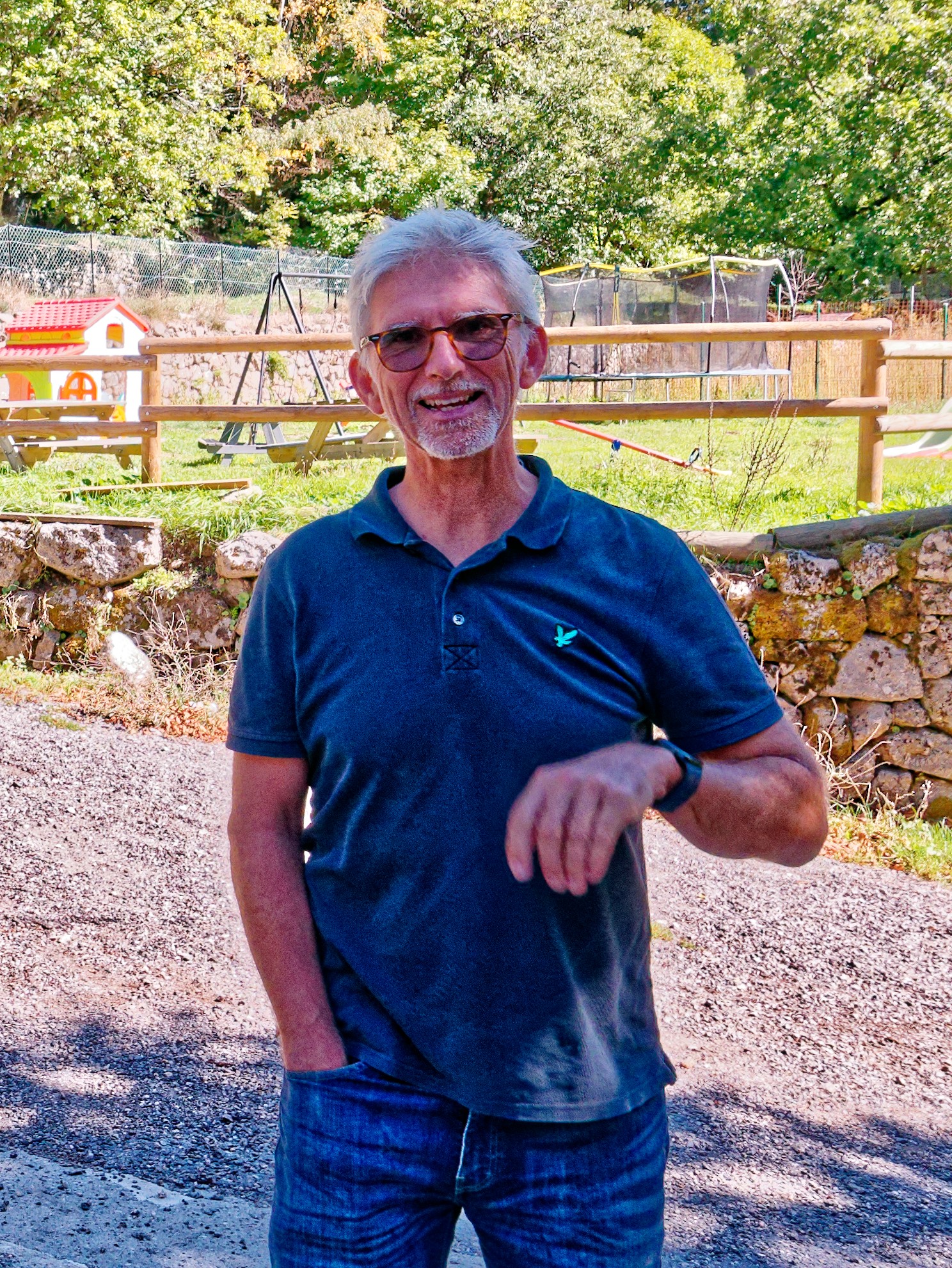 Damon HILL arrive à la Maison des Cévennes